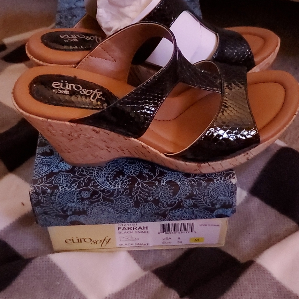 Euro Soft by Sofft platform sandals